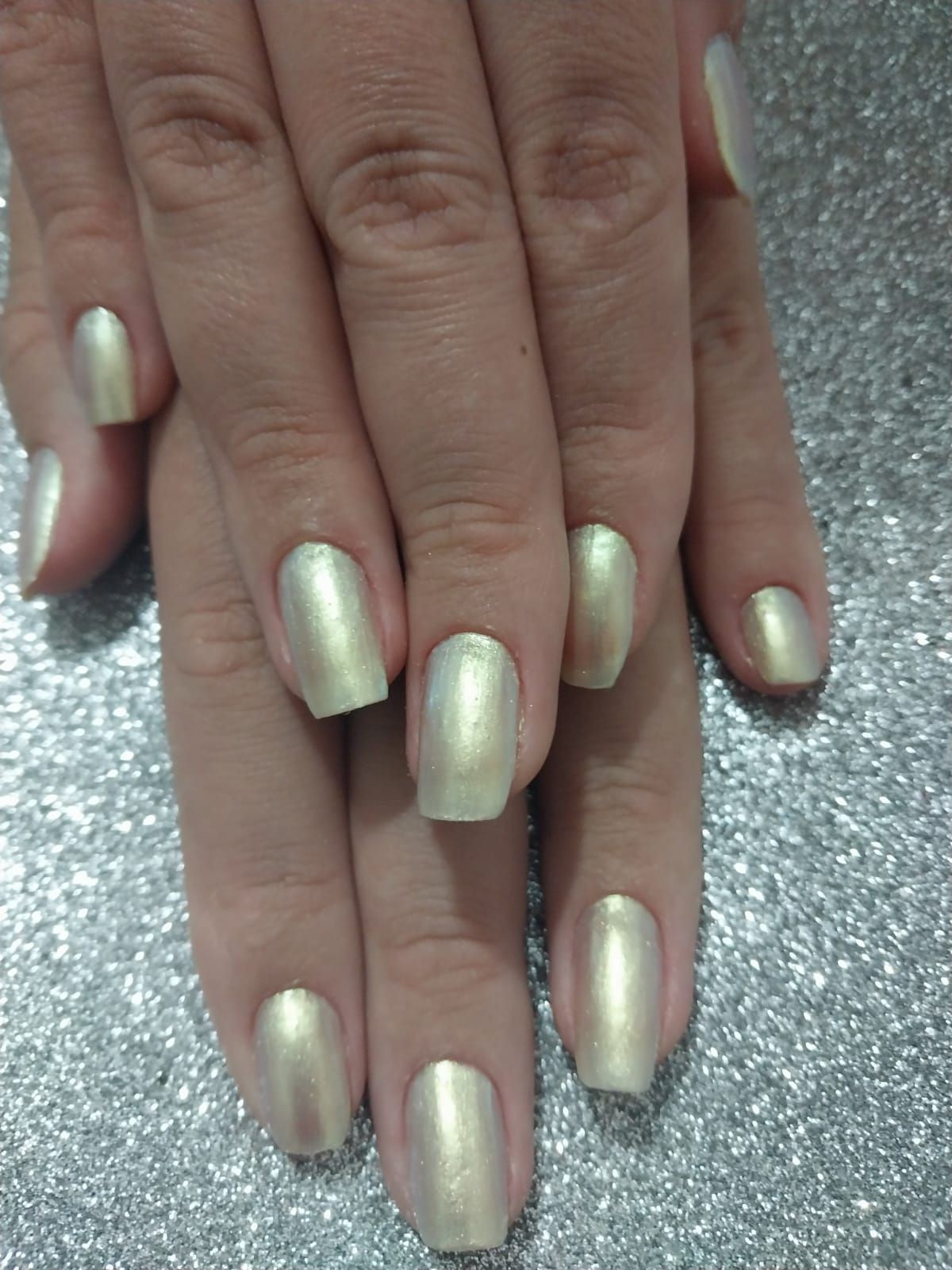 unhas douradas manicure cutilagem